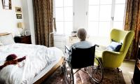 Kvinde i kørestol på plejehjem