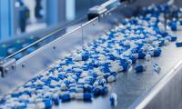 Samlebånd med piller i medicinalproduktion