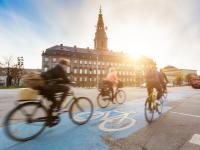 Cyklister foran Christiansborg