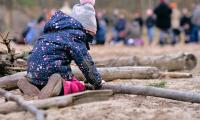 Barn i skoven med børnehave leger i skovbunden