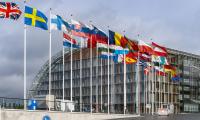 Flagstænger med EU-landes flag foran bygning i Luxembourg
